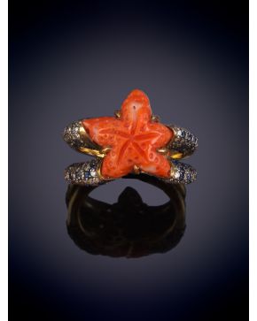 29-ORIGINAL SORTIJA EN CORAL SIMULANDO ESTRELLA CON DOBLE ARO DECORADO EN DIAMANTES Y ZAFIROS. Montura en oro amarillo 18k y plata