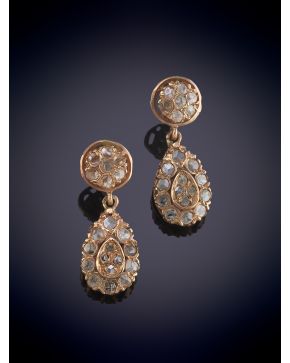 3-ANTIGUOS PENDIENTES CON CAIDA DE DIAMANTES TALLA ROSA. Montura en oro amarillo 9k.
