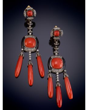 30-BELLOS PENDIENTES LARGOS DE CORAL, ONIX Y DIAMANTES CON CAIDA DE CORAL EN LÁGRIMAS. Montura en oro amarillo 18k y plata.