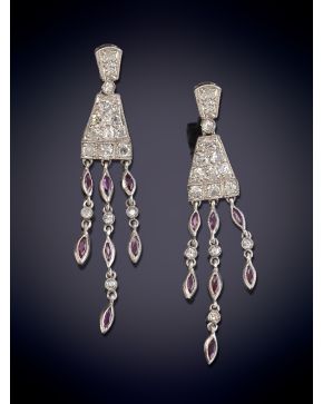 32-PENDIENTES CON CAIDA DE DIAMANTES Y CASCADA DE RUBIES. Montura en oro blanco 18k.
