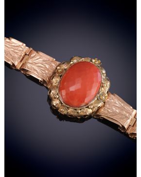 33-BRAZALETE CON GRAN CABUJÓN DE CORAL FACETADO .Montura en oro rosa 14k.
