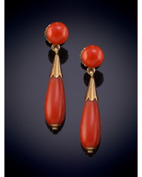 34-PENDIENTES LARGOS DE CORAL. Montura en oro amarillo 18k.