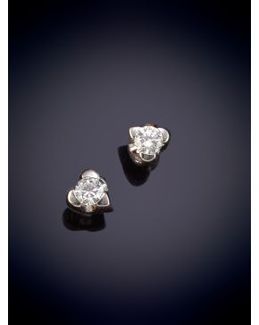 35-DORMILONAS DE BRILLANTES 0.20 ct aprox. Montura en oro blanco 18k.