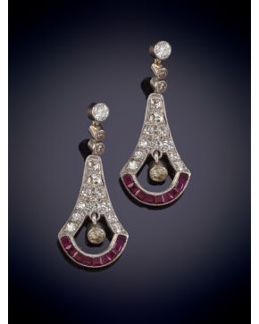 38-PENDIENTES CON CAIDA DE BRILLANTES Y RUBÍES CALIBRADOS. Montura en oro blanco 18k.