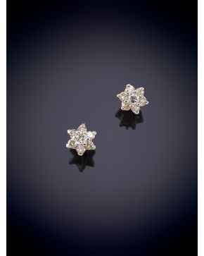 39-PENDIENTES EN FLOR DE BRILLANTES. Montura en oro blanco 18k.