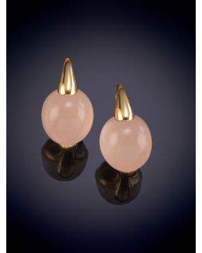 4-POMELLATO FAVORECEDORES PENDIENTES CABUJÓN DE CUARZO ROSA SOBRE UNA MONTURA DE ORO ROSA 18K. Pieza numerada.