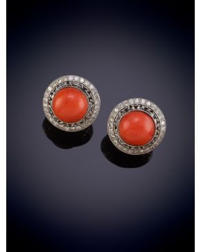 40-PENDIENTES DE CORAL EN CABUJÓN ORLADO POR BRILLANTES. Montura en oro blanco 18k.