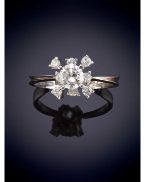 42-SORTIJA DE BRILLANTES EN ESTRELLA . Montura en oro blanco 18k.