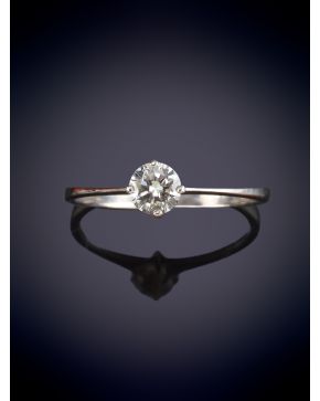 43-FINO SOLITARIO DE BRILLANTE 0.35 ct aprox. Montura en oro blanco 18k.