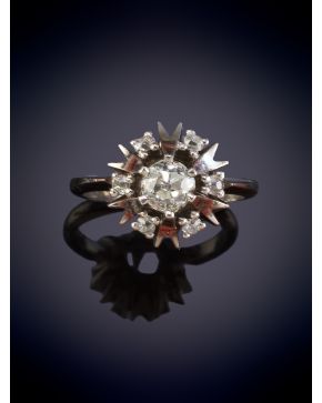 44-FINA SORTIJA CON BRILLANTE CENTRAL 0.40 ct ORLADO POR BRILLANTES. Montura en oro blanco 18k.