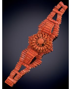 46-EXQUISITO BRAZALETE ANTIGUO DE CORAL, REALIZADO POR BELLAS CUENTAS TALLADAS DE CORAL MEDITERRÁNEO. Sin montura.