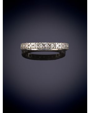 48-SORTIJA SINFÍN DE BRILLANTES. Montura en oro blanco 18k.