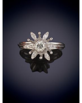 49-SORTIJA EN FLOR CALADA DE BRILLANTES. Montura en oro blanco 18k.