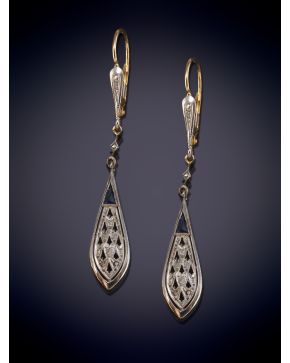 5-FINOS PENDIENTES EN HOJA CALADA CON BRILLANTITOS. Montura en oro amarillo y blanco 18k.
