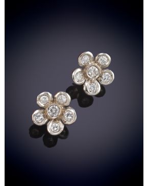 50-FINOS PENDIENTES FLOR DE BRILLANTES. Montura en oro blanco 18k.