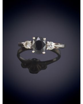51-CONJUNTO FORMADO POR BROCHE, ESTILO ART DECÓ EN DECORACIÓN CALADA CON DIAMANTES Y ZAFIROS CALIBRADOS Y PEQUEÑA SORTIJA CON UN Z