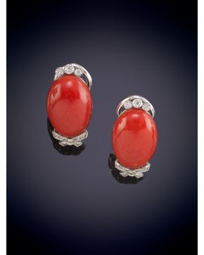 52-PENDIENTES DE CORAL ROJO DEL MEDITERRÁNEO EN CABUJÓN CON DETALLES DE BRILLANTES. Montura en oro blanco 18k.