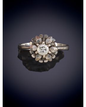 53-SOLITARIO EN ROSETÓN CON BRILLANTE CENTRAL 0.10 aprox. Montura en oro blanco 18k