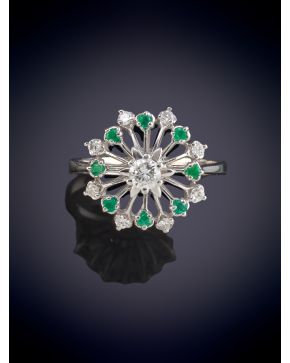 54-SORTIJA EN FLOR CALADA DE BRILLANTES Y ESMERALDAS. Montura en oro blanco 18k.