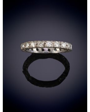 56-SORTIJA SINFÍN DE DIAMANTES. Montura en oro blanco 18k.