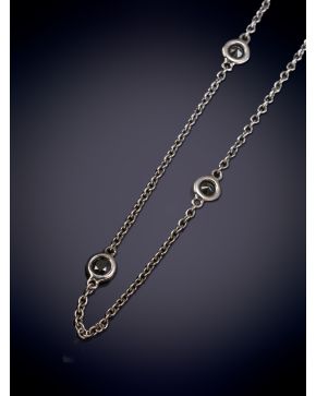 59-GARGANTILLA DE ORO BLANCO 18K CON DETALLES DE BRILLANTES NEGROS.