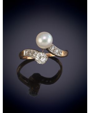 6-SORTIJA TU Y YO DE BRILLANTE Y PERLA FLANQUEADO POR BRILLANTES. Montura en oro blanco 18k.