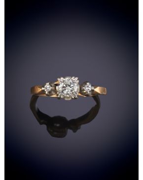 7-ANTIGUA SORTIJA AÑOS 40 CON DIAMANTES. Montura en oro blanco y amarillo 18k.