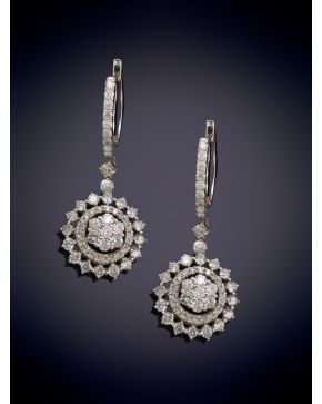 76-FAVORECEDORAS CRIOLLAS CON ROSETÓN DE BRILLANTES. Montura en oro blanco de 18k.