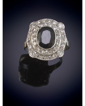 8-SORTIJA DE DIAMANTES TALLA ANTIGUA CON ZAFIRO CENTRAL. Montura en oro blanco 18k.