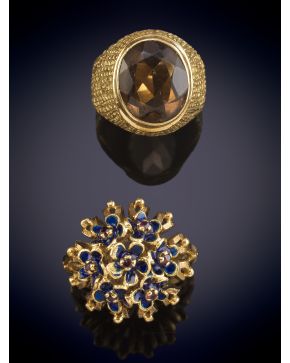 80-LOTE DE DOS SORTIJAS, AÑOS 70, EN ORO AMARILLO MATEADO DE 18K. 