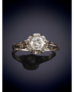 81-ANTIGUA SORTIJA AÑOS 40 CON BRILLANTES CENTRAL 0.50ct aprox. Montura en oro blanco 18k.