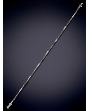 84-PULSERA RIVIERE DE BRILLANTES NEGROS  1.80 ct Y BLANCOS 0.60 ct aprox. Montura en oro blanco 18k.