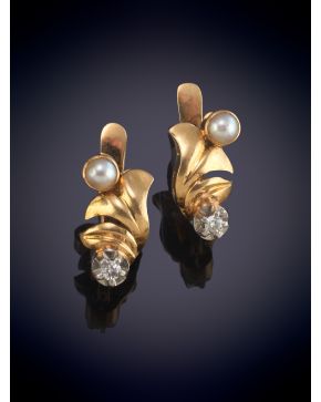 9-PENDIENTES ANTIGUOS DE JOVENCITA CON MEDALLA DE PERLITAS Y BRILLANTES. Montura en oro amarillo de 18k. 