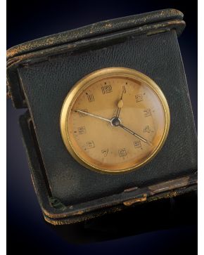 968-RELOJ DESPERTADOR DE VIAJE EN SU ESTUCHE. CAJA EN METAL DORADO CON NUMERACIÓN ARÁBIGA. 