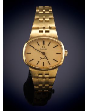 978-OMEGA RELOJ DE PULSERA PARA SEÑORA, AÑOS 60. CAJA OVAL Y BRAZALETE EN ORO MATEADO AMARILLO DE 18K . MOVIMIENTO MECÁNICO MANUA