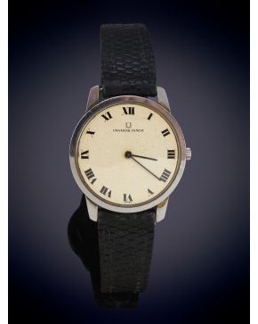 994-UNIVERSAL GENEVE. CAJA CIRCULAR. MOVIMIENTO MECÁNICO MANUAL. Esfera beige con numeración romana. Pulsera de piel negra. 