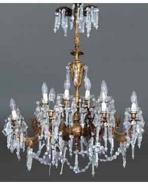 586-Lámpara de techo de 16 luces en bronce dorado con decoración relevada de flores y hojas de acanto. Platillos, prisma