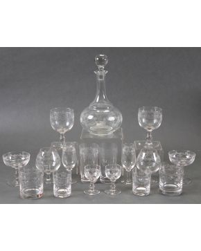 589-Cristalería centroeuropea con decoración grabada a modo de greca. Se compone de: 15 vasos de agua, 6 vasos de vin