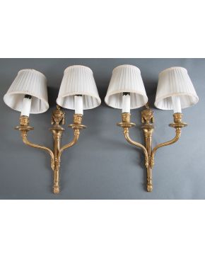 482-Pareja de apliques de dos luces estilo Luis XVI en bronce dorado. Remate superior de copa e inferior de piña. Alt