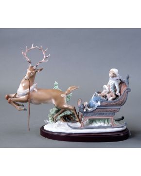 508-LLADRÓ Paseo en trineo"" Gran figura en porcelana esmaltada y vidriada, En su peana original. Firmada y nume