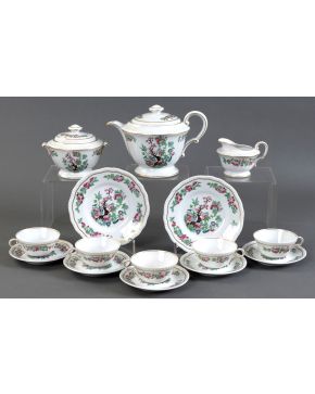472-Juego de merienda B & C Limoges con decoración de peonías orientales compuesta por: tetera, azucarero, lechera, 12 p