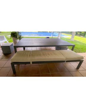 473-Exclusivo comedor de jardín compuesto por mesa en acero color gris y dos bancos corridos laterales.  Medidas mesa