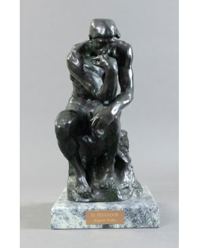502-Según Auguste Rodin (París, 1840- Meudon, 1917) El Pensador Escultura en bronce y base en mármol de serpentina