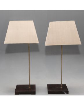 474-Pareja de lámparas de diseño contemporaneo.  Altura: 90 cm. 