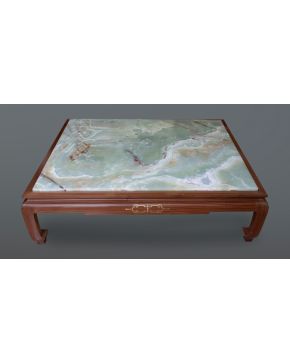 480-VALENTI Mesa baja de centro en madera de nogal con tapa de ónix. Medidas: 40 x 116 x 140 cm. 