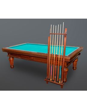 503-Mesa de billar francés con sus accesorios: seis palos, bolas, contador y lámpara en latón dorado. Medidas mesa: 8