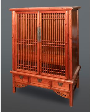 466-Armario-aparador estilo oriental en madera. Puertas caladas, interior con doble altura y un registro con dos cajones