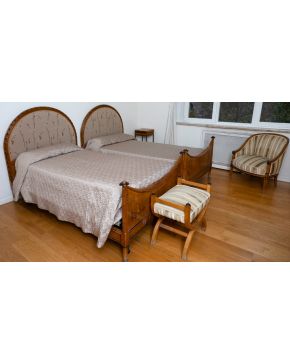 487-LLOPIS, Valencia.  Conjunto de dormitorio formado por pareja de cabeceros y pieceros, butaca y descalzador.  Medi