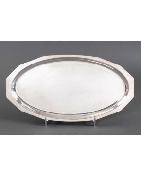 464-WALKER AND HALL, SHEFFIELD, INGLATERRA. Bandeja de servicio ovalada en plata  Medidas: 48 x 25 cm  Peso: 12
