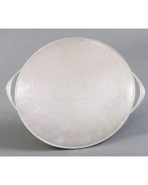 476-Bandeja circular con asas laterales en plata española punzonada.  Medidas. 30 x 25 cm.  Peso: 314 g.